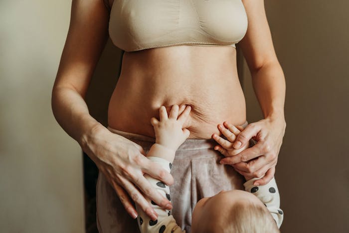 De första dygnen efter förlossning: En guide för nyblivna mammor